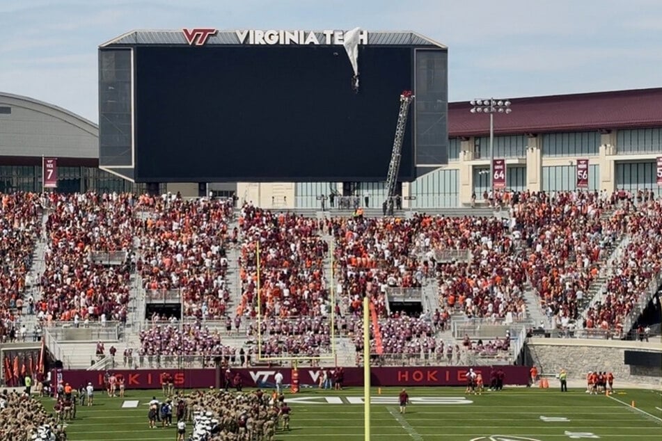 Der Fallschirmspringer prallte direkt gegen die Anzeigetafel.