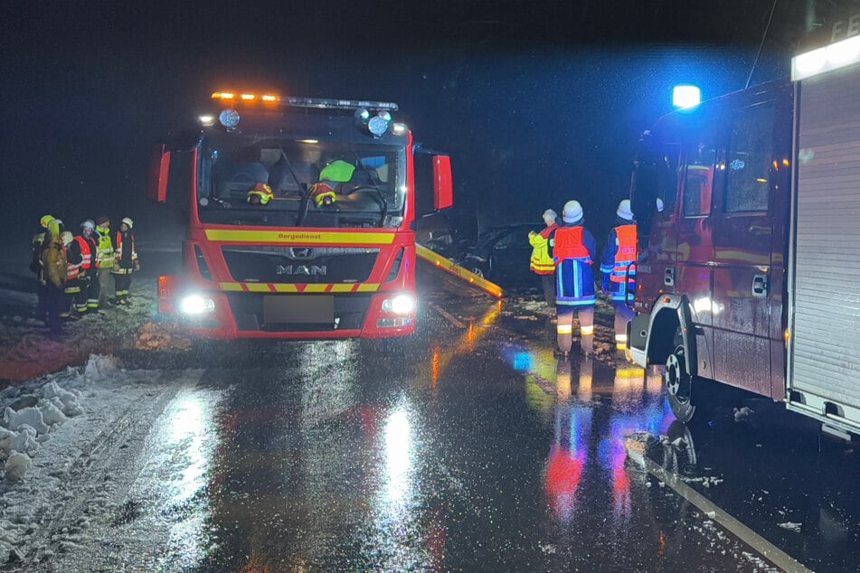 Einsatzkräfte stehen an der Unfallstelle zwischen Rennertshofen und Neuburg an der Donau.