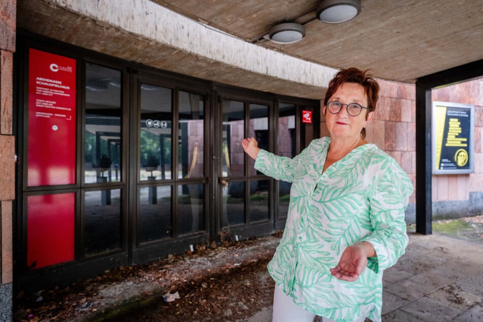 Gästeführerin Edeltraut Höfer (68) zeigt auf die Eingangstüren, deren künstlerischer Schmuck gestohlen wurde.