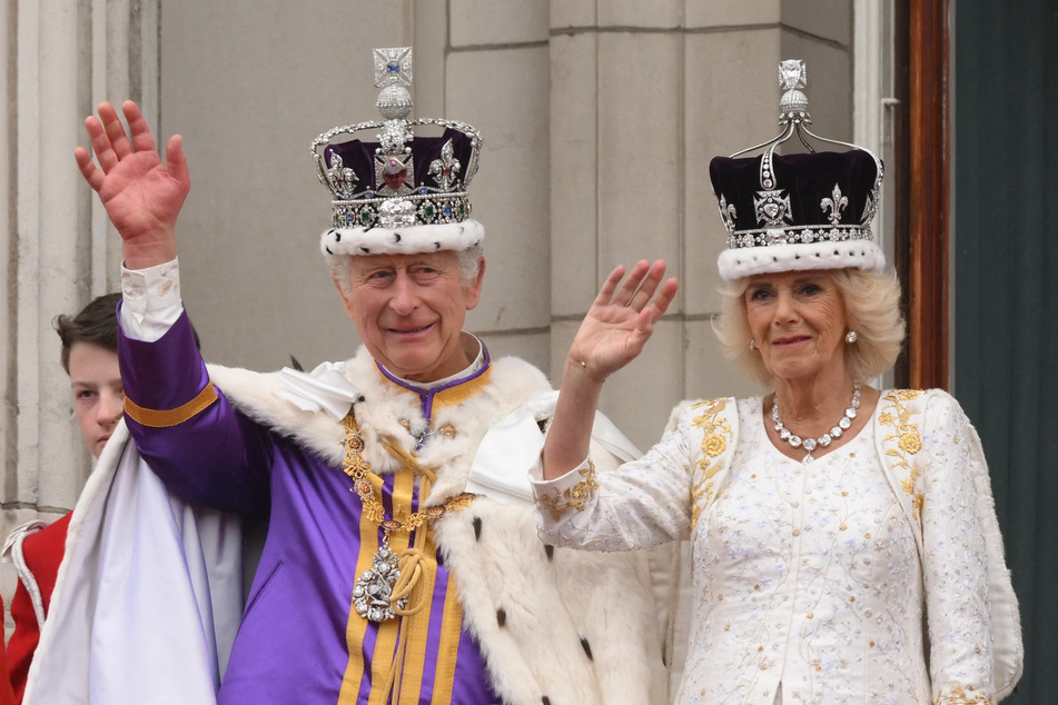 Nach der Krönung zeigten sich König Charles III. und Queen Camilla auf dem Balkon des Buckingham Palasts.