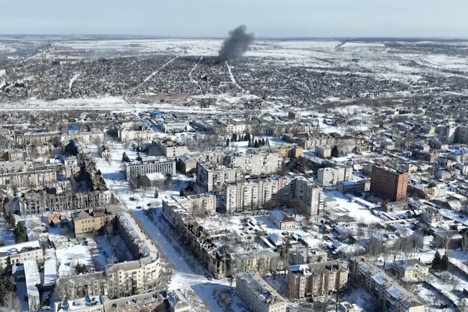 Dieses Videostandbild, das von einer Drohne aufgenommen wurde, zeigt, wie die längste Schlacht der einjährigen russischen Invasion die Stadt Bachmut in der Ostukraine in eine Geisterstadt verwandelt hat. Aus der Luft ist das Ausmaß der Zerstörung deutlich zu erkennen.