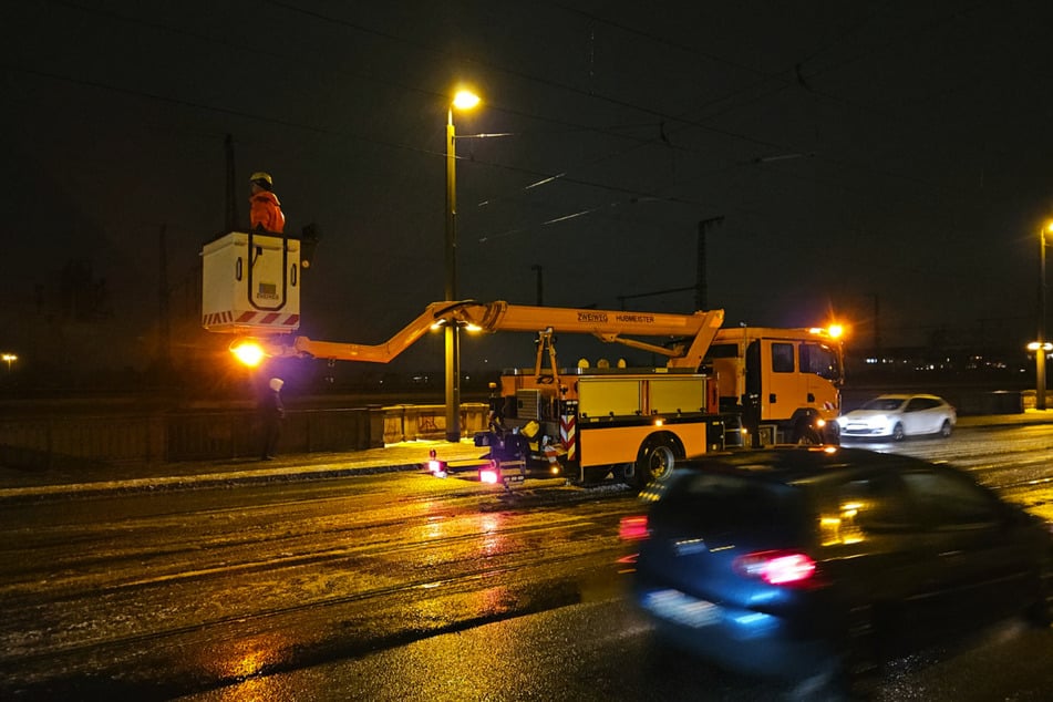 Der Eispanzer musste per Hand von der Oberleitung abgeschlagen werden.