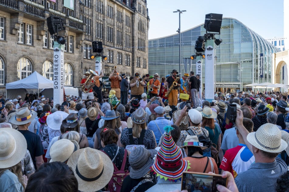 Zahlreiche Hut-Fans feiern den Auftakt des diesjährigen Hutfestivals.