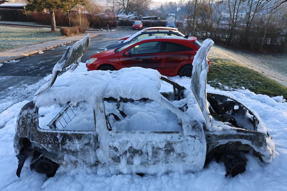 Komplett abgefackelt! Am Samstagmorgen brannte ein Renault in Lößnitz (Erzgebirge) völlig aus.