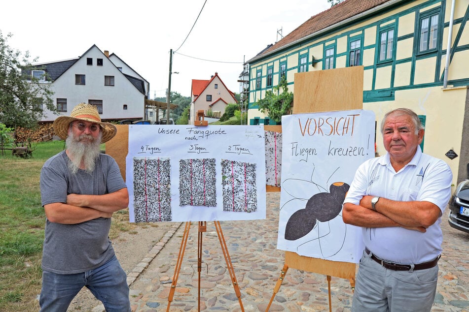 Berthold Grenz (55, l.) und Matthias Joram (70) zeigen die Fliegen-Ausbeute von vier Tagen.