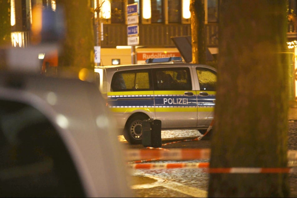 Wegen dieses Koffers musste die Polizei den Weihnachtsmarkt "Nikolausdorf" am Rudolfplatz sperren.