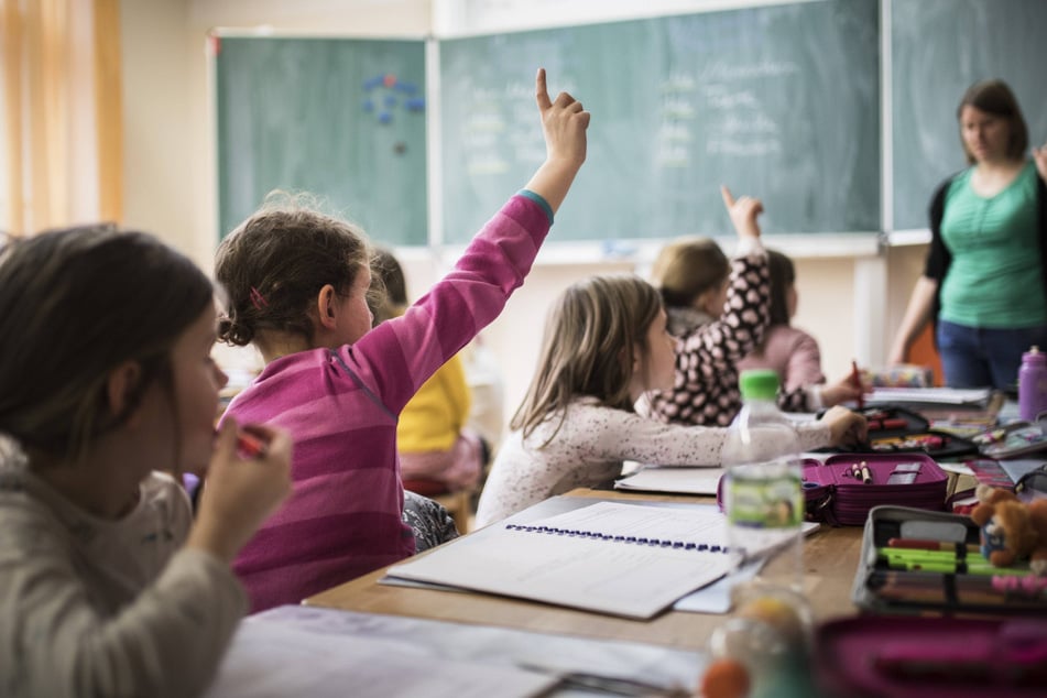 Die Personaldecke an Schulen ist dünn. In Grundschulen und weiterführenden Schulen fehlen Lehrer. Besonders dramatisch ist die Situation in Ostsachsen und im Erzgebirge.