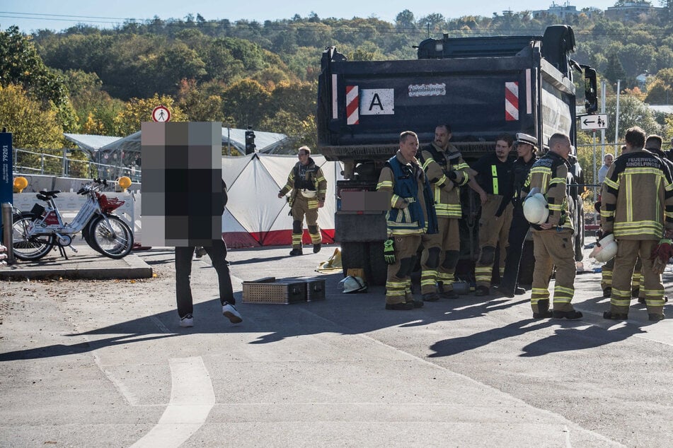Heftiger Unfall an Baustelle: Muldenkipper überrollt 22-Jährige