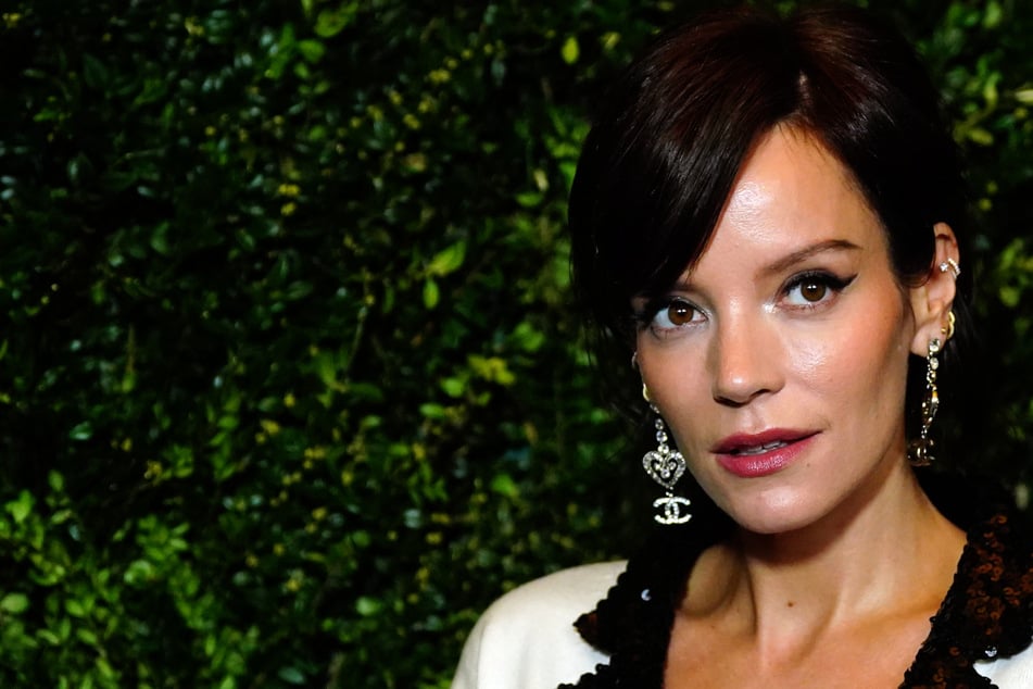 Schmutzige Sohlen und weiße Socken: Lily Allen lässt Herzen der Fans mit Fußbildern höher schlagen