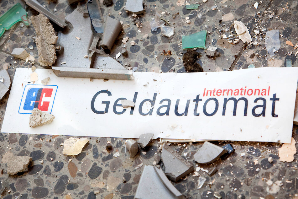 Trümmerteile und Glasscheiben verteilten sich nach der Sprengung des Geldautomaten auf dem Boden. (Symbolbild)