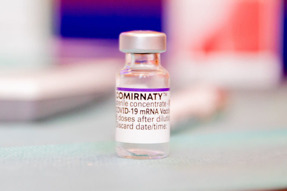 Eine Ampulle des Comirnaty-Impfstoffs von Biontech. Ein Prozesstermin um einen möglichen Impfschaden wurde am Montag in Hamburg überraschend abgesagt. (Symbolfoto)