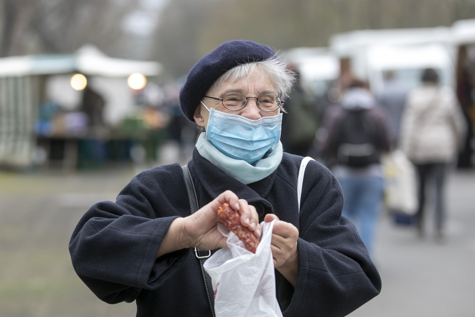 Besucherin Hannelore Grahl (73) freut sich über ihren Einkauf und findet auch die Streifen in Ordnung.