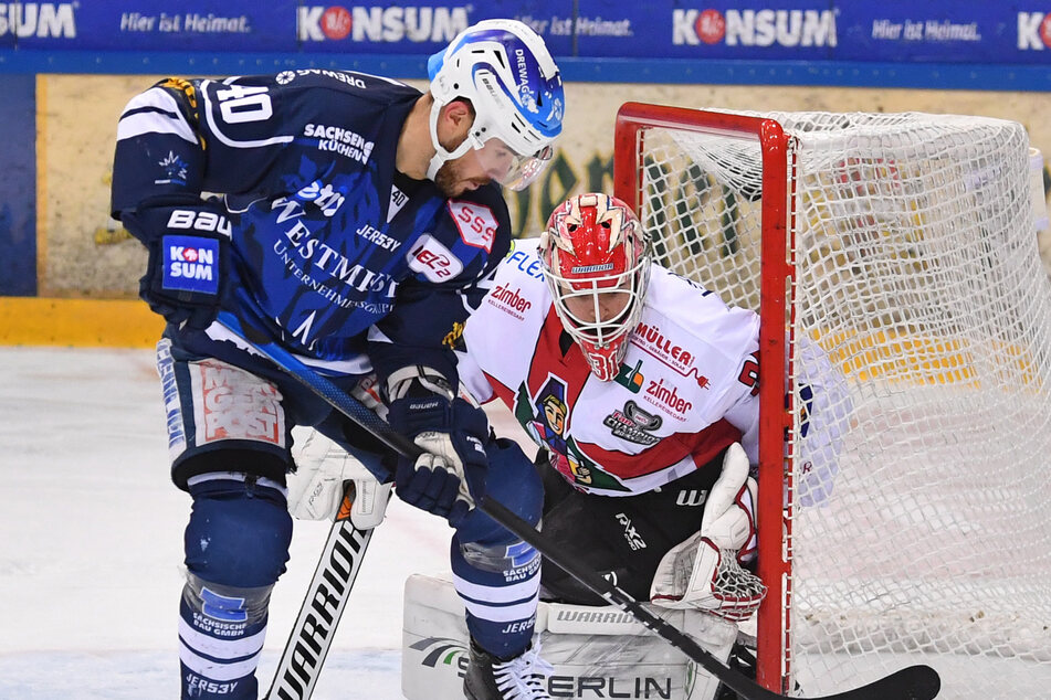 Nick Huard (29, l.) hat Freiburgs Goalie Enrico Salvarani bereits bezwungen, aber die Schlussleute aus Kaufbeuren in dieser Saison noch nicht. Platzt nun der Knoten?