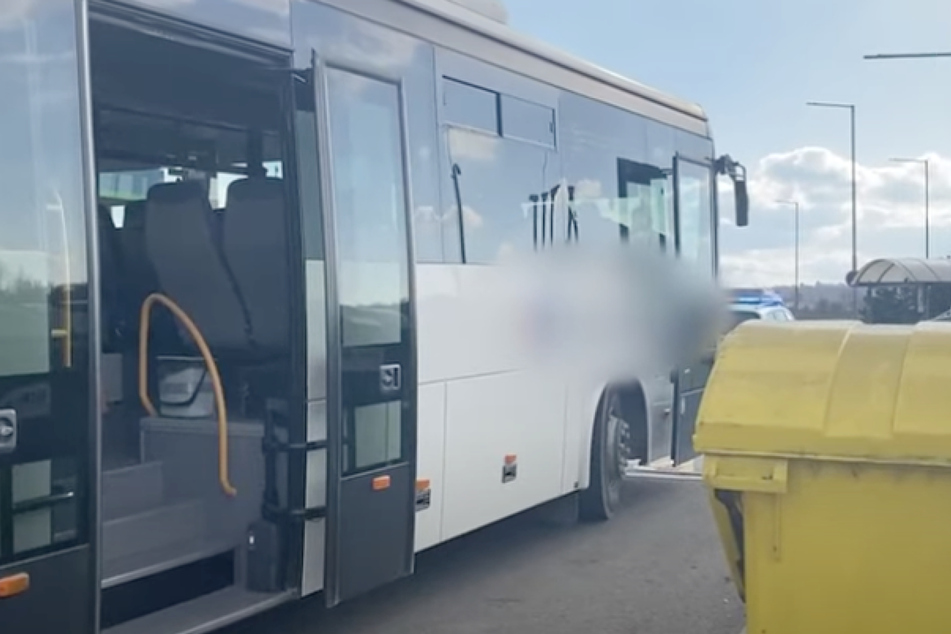 Der Linienbus kam zum Stehen, nachdem er gegen einen Müllcontainer auf dem Parkplatz gekracht war.