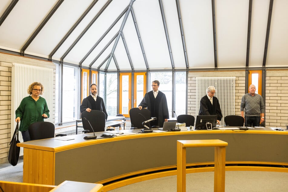 Das Gericht unter Vorsitz des Richters Johannes Huber (M.) steht bei den aktuellen Verhandlungen im Landgericht Baden-Baden.