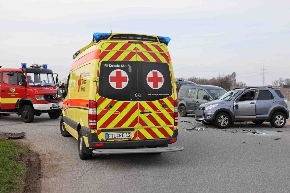 Im Einsatz sind Polizei, Krankenwagen und Feuerwehr.