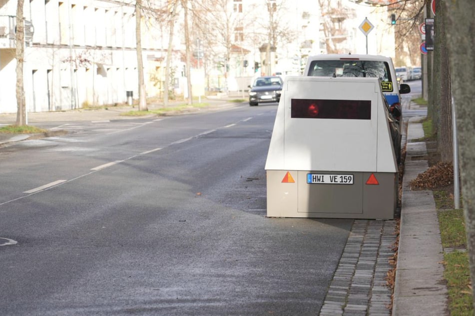 Nun befindet sich der Superblitzer auf der Schlüterstraße in Richtung Pohlandplatz.