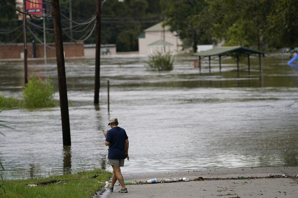 Hochwasser in Pensacola. Eine Straße ist überflutet, nachdem Hurrikan "Sally" die Küste getroffen hat.