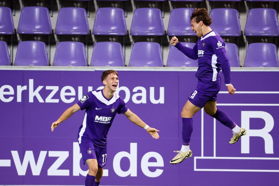 Grund zum Jubeln: Die Neuzugänge Pascal Fallmann (20, l.) und Mika Clausen (22) schlugen bei den Veilchen ein.