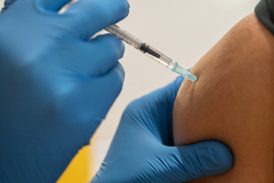 Ein Altenheim-Mitarbeiter wird mit dem Corona-Impfstoff von Biontech/Pfizer geimpft.