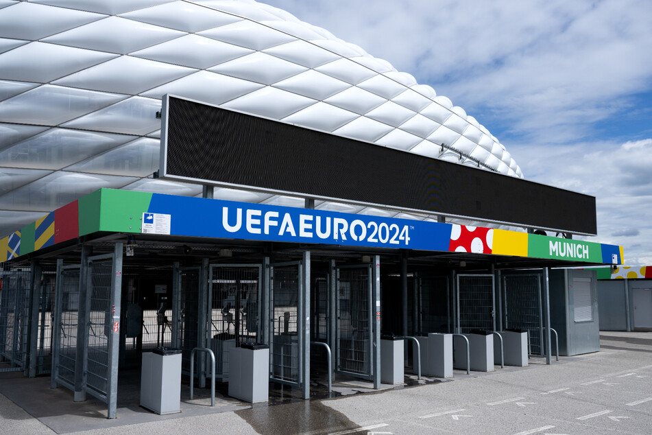 Am 14. Juni findet in der Münchner Arena das Eröffnungsspiel der Fußball-Europameisterschaft statt. Über Pyrotechnik bei der Eröffnungsfeier wird diskutiert.