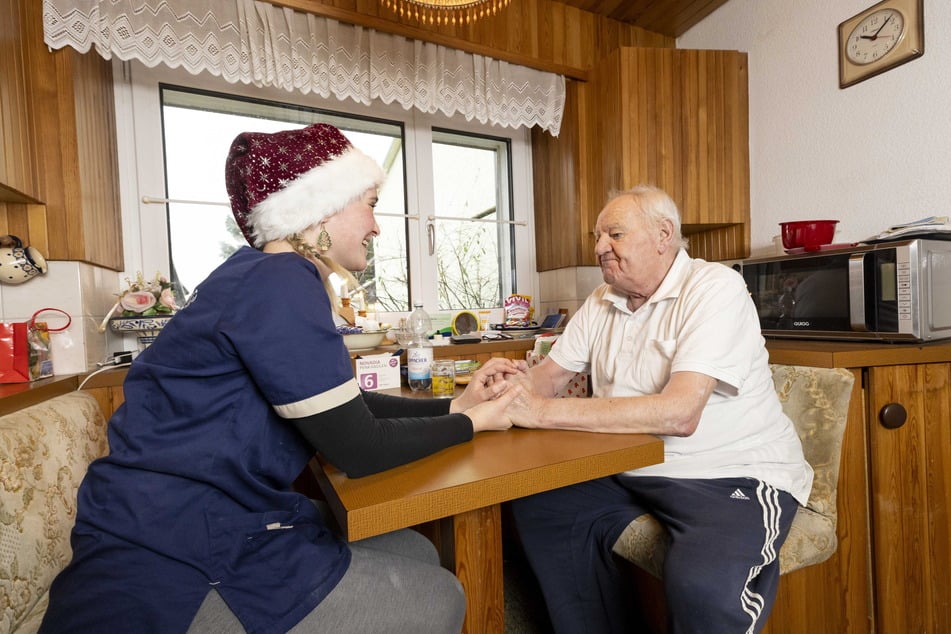 Ohne Jessi würde es ein sehr einsames Fest der Liebe. Diabetiker Richard Richter (89) in Gersdorf wird von Jessi zu Heiligabend sogar bekocht.