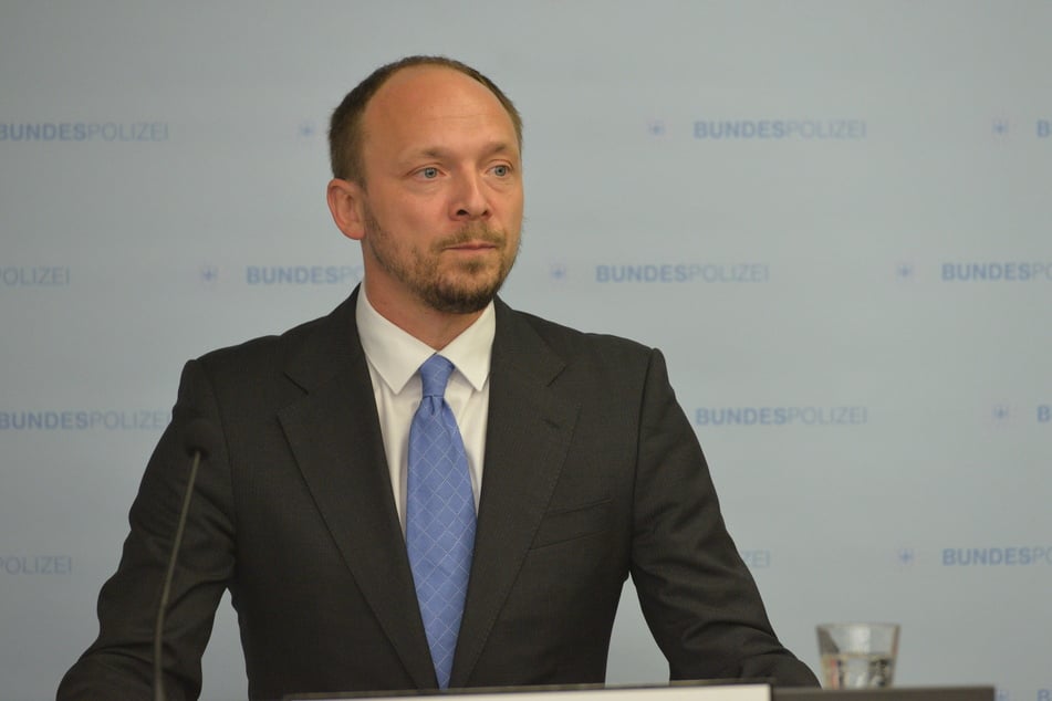 AfD-Anhänger, Reichsbürger und Esoteriker lehnen die Corona-Maßnahmen ab, sagt der Ostbeauftragte Marco Wanderwitz (45, CDU) dem RND.