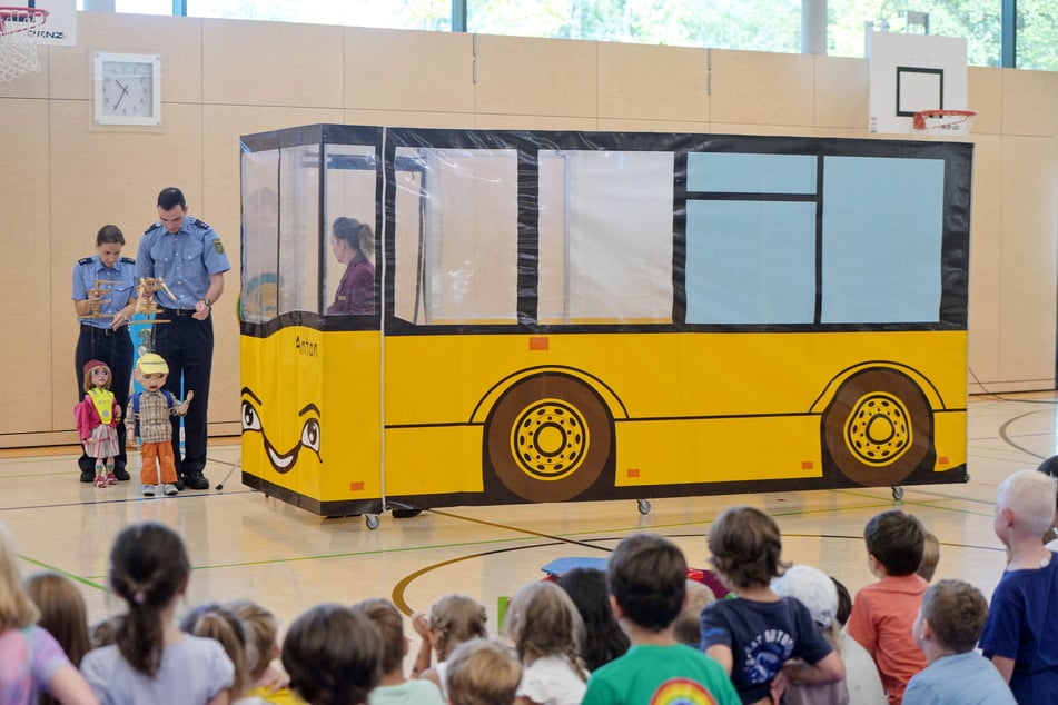 Voll gespannt beobachten die Kinder, welchen Unsinn Flo als nächstes macht.