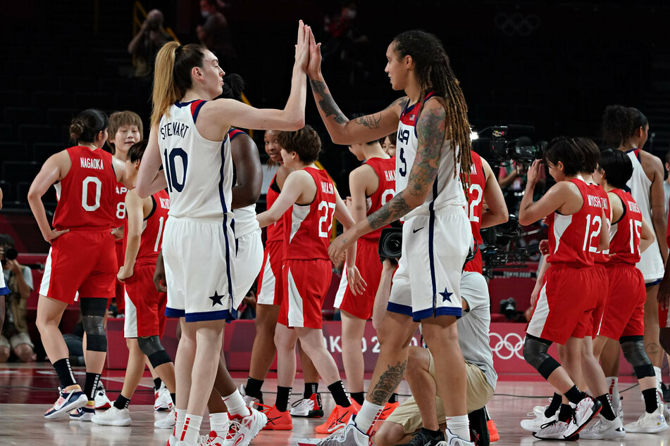Breanna Stewart (l.) with Brittney Griner while playing together for Team USA at the 2020 Tokyo Olympic Games.