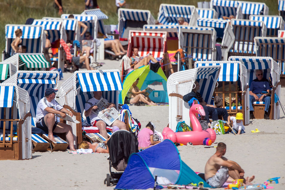 Viele Urlauber nutzen das sonnige und warme Sommerwetter zu einem Strandbesuch in Boltenhagen.