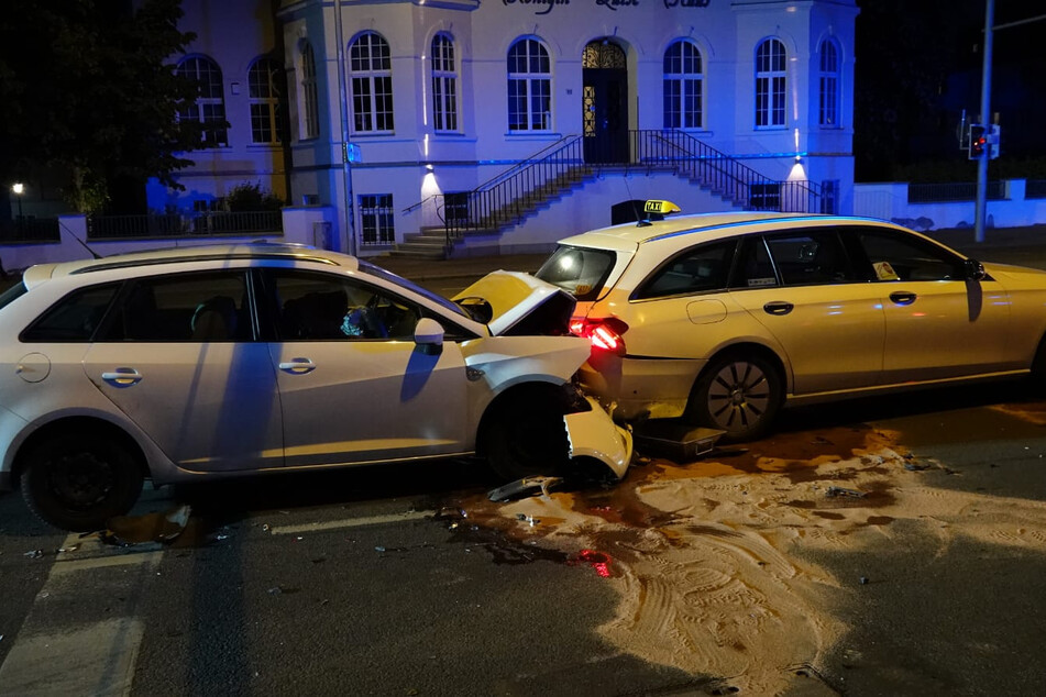 Endstation Mercedes-Taxi: Die Frau war mit ihrem Seat ungebremst in den haltenden Wagen gerast.