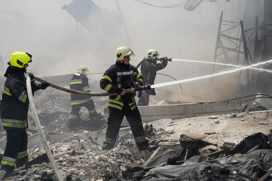 Ukrainische Feuerwehrleute arbeiten in zerstörten Gebäuden nach einem Raketenangriff in der vergangenen Nacht.