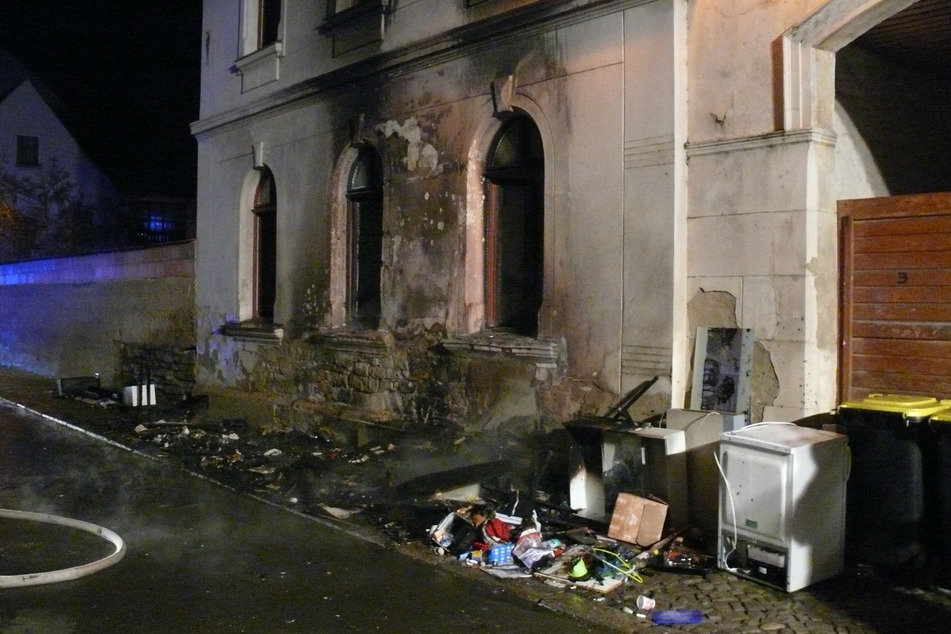 Die Bewohner der Erdgeschosswohnung konnten nach Abschluss der Löscharbeiten nicht in ihre Wohnung zurück. Die Frau (29) und die beiden Kinder (4 und 7) kamen bei Freunden unter.