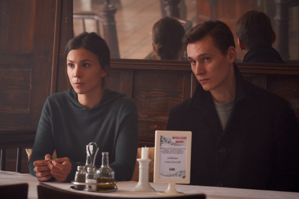 Kommissarin Nora Dalay (Aylin Tezel) und Kommissar Jan Pawlak (Rick Okon) ermitteln undercover im Restaurant der Familie Modica.