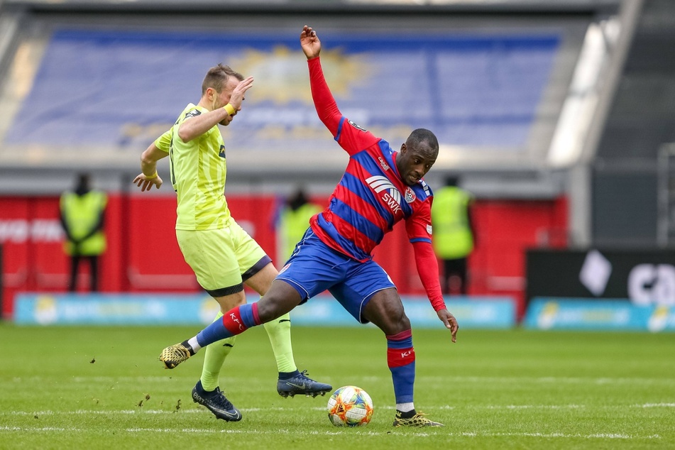 Fabio Viteritti im Zweikampf mit Uerdingens Christian Kinsombi.