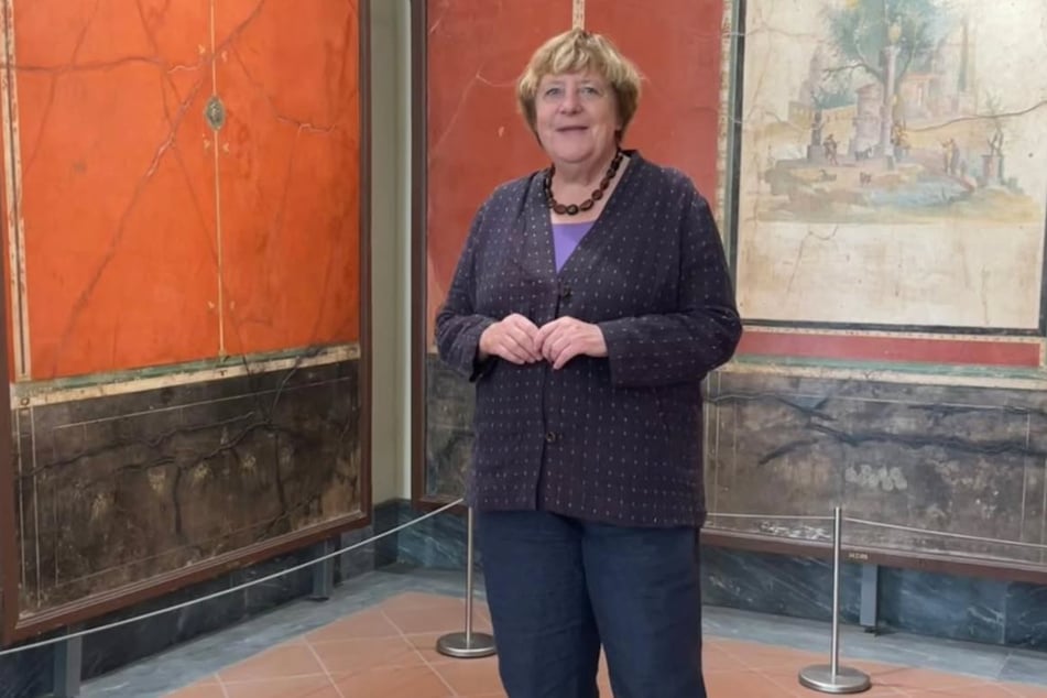 Bei einem Italien-Urlaub darf für Altkanzlerin Angela Merkel (72) das Archäologische Nationalmuseum nicht fehlen.
