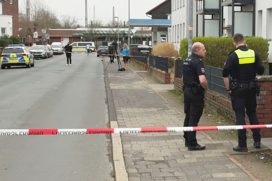 Die Polizei war am Samstag in Nienburg im Großeinsatz: Ein Mann (†46), der die Beamten angegriffen hatte, wurde erschossen.
