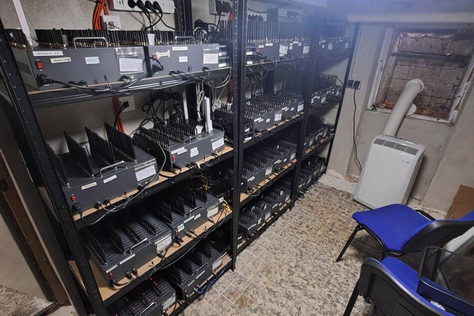 Bei der Razzia haben die Ermittler unter anderem eine große Simfarm entdeckt.
