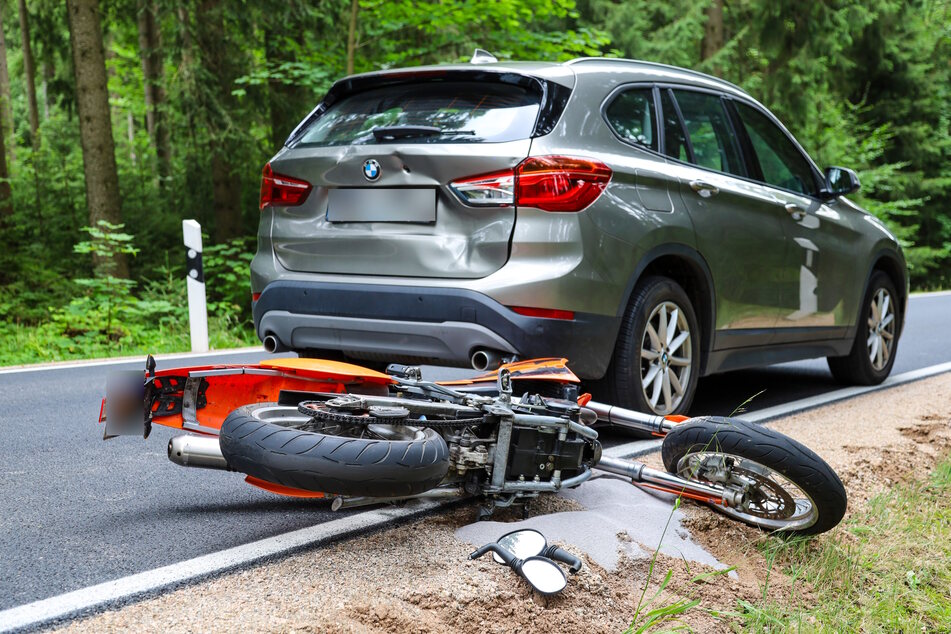 Auf der S274 bei Eibenstock (Erzgebirge) krachte ein Biker am Samstagmittag gegen einen BMW. Die Straße musste komplett gesperrt werden.