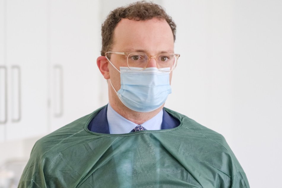 Bundesgesundheitsminister Jens Spahn (CDU) steht während seines Besuchs im Clinicial Research Center (CRC) der Medizinische Hochschule Hannover (MHH) in die Forschungsstation für klinische Studien zu Erstimpfungen.