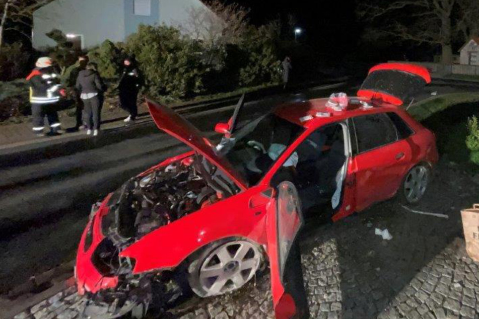 Alkoholfahrt an Ostern: 27-Jähriger schrottet Audi und verletzt sich schwer