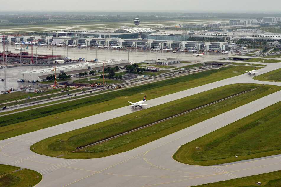 Ein Flugzeug fährt zu einer Startbahn am Flughafen München. (Archivbild)