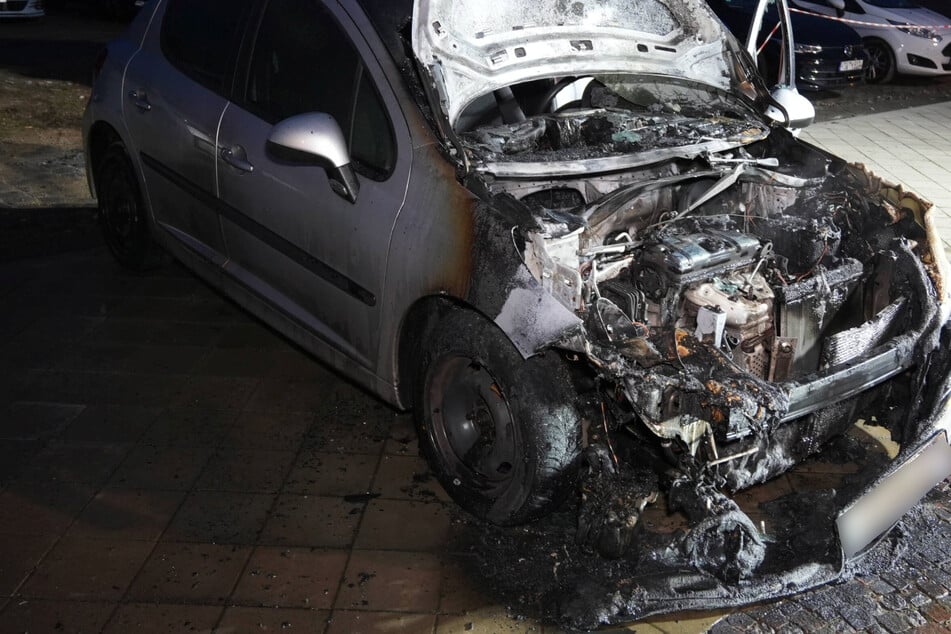 Leipzig: Brandstifter schlagen zu: Peugeot neben Hauptbahnhof abgefackelt