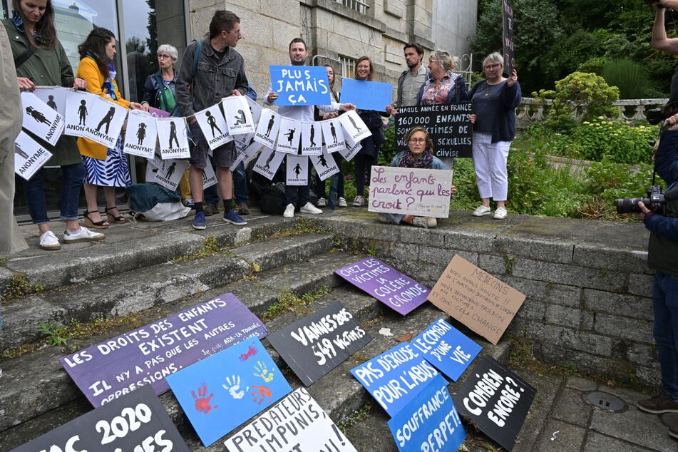 Während des Prozesses kam es vor dem Gerichtsgebäude zu Protesten.