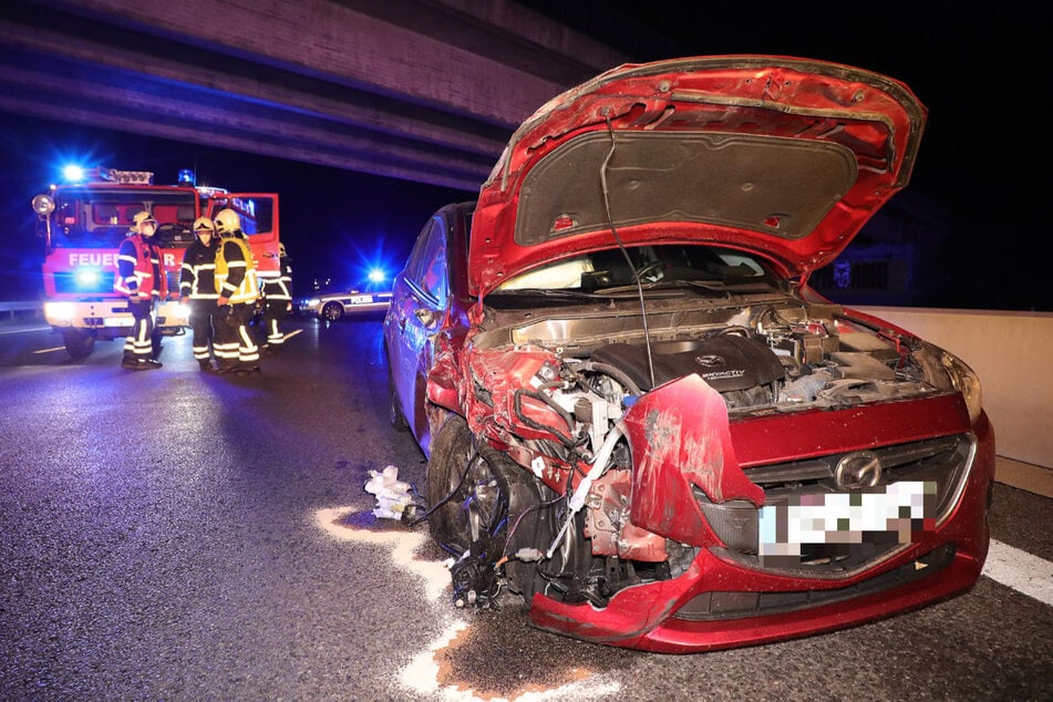 Unfall A4: Heftiger A4-Unfall: Mazda prallt seitlich gegen Lkw, Totalschaden