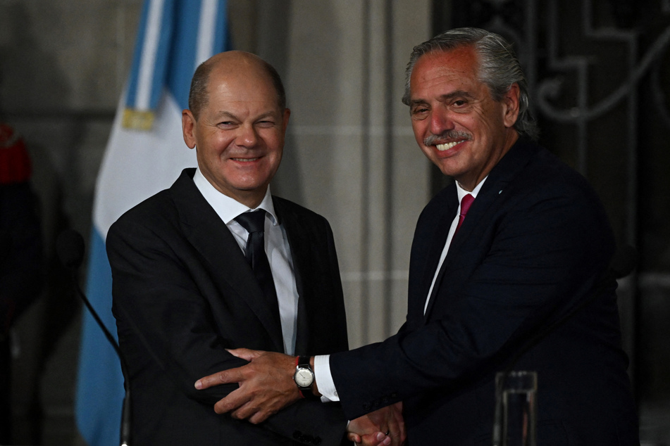 Der argentinische Präsident Alberto Fernández (62, r.) und Bundeskanzler Olaf Scholz (64). Fernández hat sich bislang noch nicht zum Flug-Manöver seines Piloten geäußert.