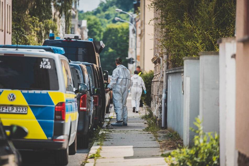 Ein Großaufgebot der Polizei war am Dienstag an der Rudolf-Breitscheid-Straße in Greiz im Einsatz. In einem Wohnhaus wurde eine tote Frau gefunden.