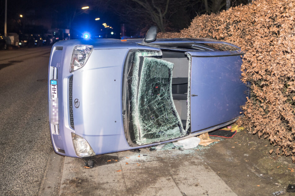 Der Unfallwagen liegt am Straßenrand.