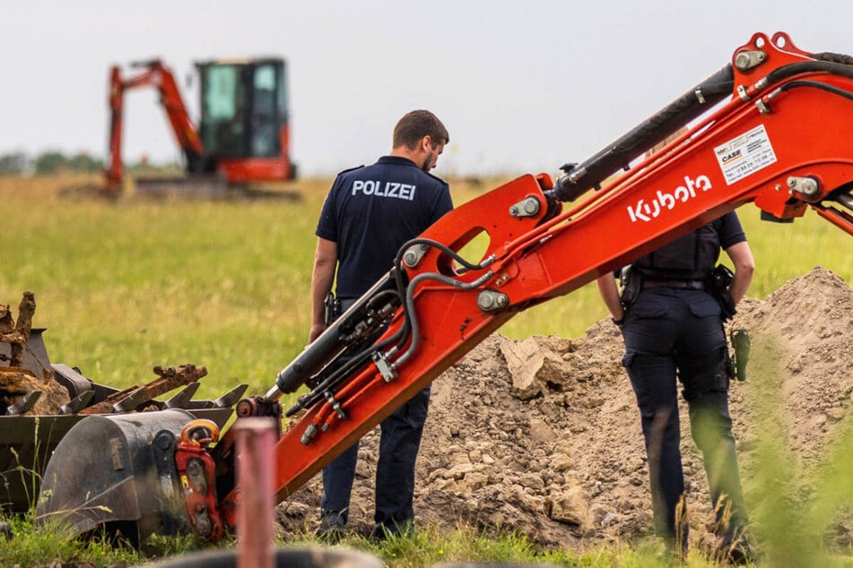 Die Polizei inspiziert den Fundort der Weltkriegsmunition.