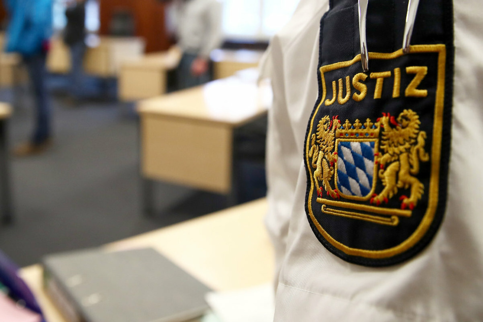 Vater erstickt und Leichnam geschändet: Mann in München vor Gericht